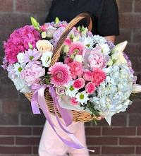 Композиция солнечный день в Климово Цветочная композиция из Розы, Хризантемы, Пионы и Лизиантусы в корзине в Климово