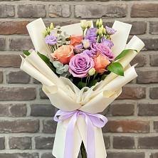 Букет цветов из:  Лизиантусы и Розы в Климово