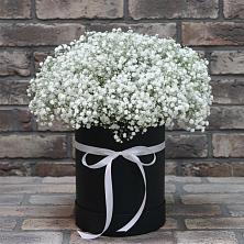 Цветочная композиция из Гипсофила в шляпной коробке в Климово