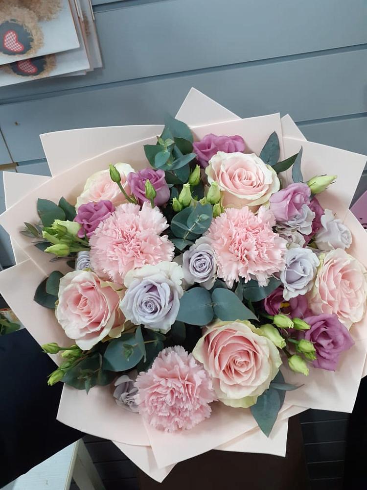 Букет цветов из: Розы, Гвоздики и Лизиантусы в Климово