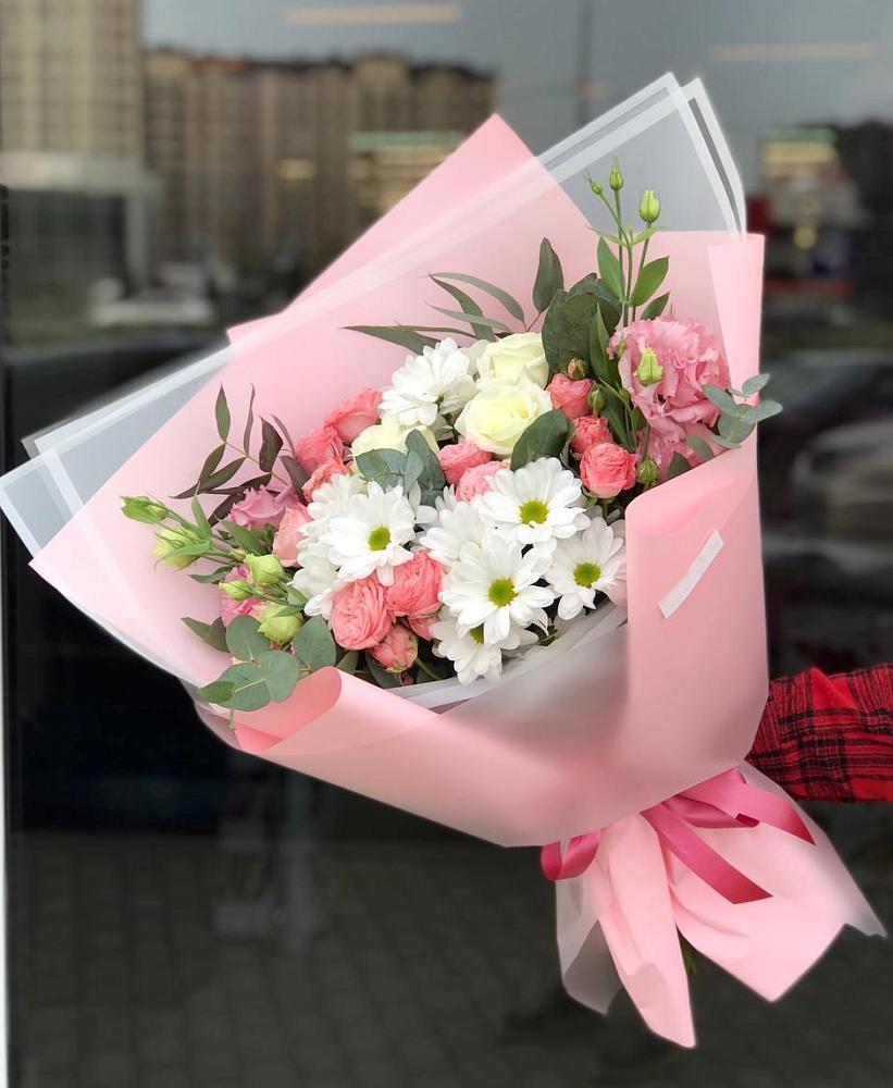 Букет нежный в Климово Букет цветов из: Розы, Лизиантусы и Хризантемы в Климово